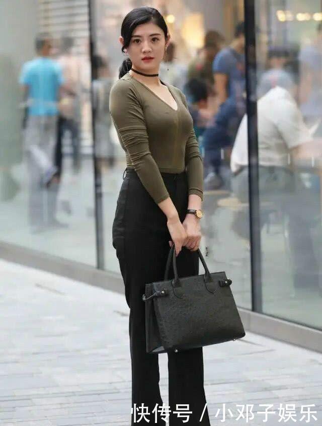 反差|略显“老气”的阔腿裤,宽大的裤腿与身材形成反差