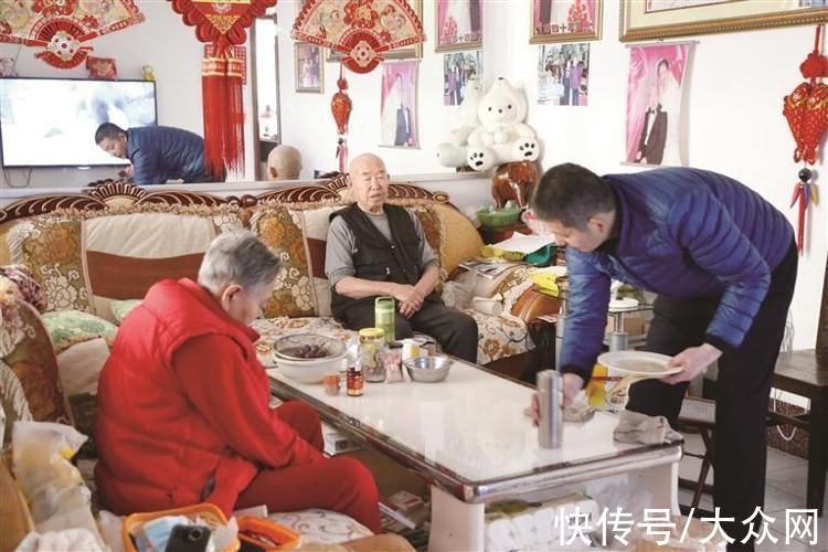 替友|山东汉子替友尽孝21年：只要自己没意外，就会坚持下去