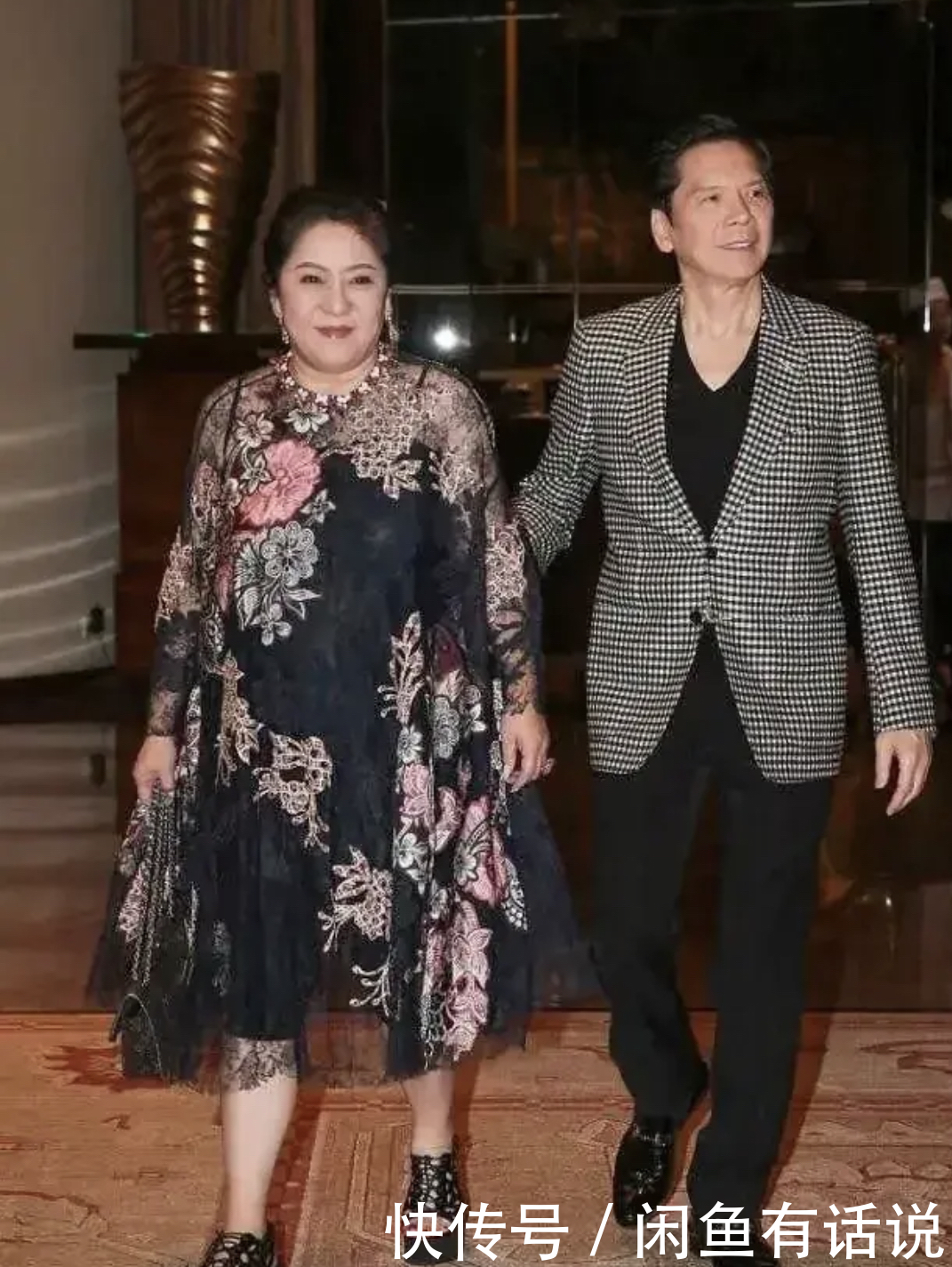 衣服|62岁向太胖得坦荡，穿“花衣服”配珠宝挺时髦，阔太太也是洋气人