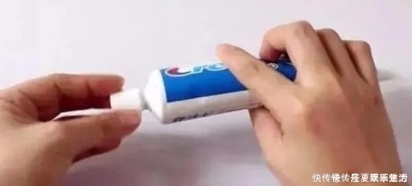 把牙膏挤一点抹在脚趾上,看完你会感谢我的,不知道的人太多了
