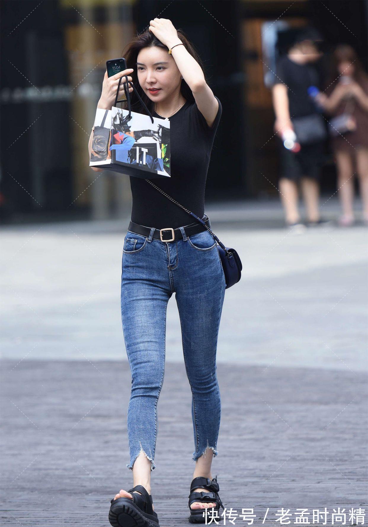 温婉 黑色t恤,搭配蓝系牛仔裤,简单搭配,风格各不同
