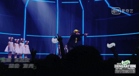 舞台|BOSS 团公演燃炸现场，他的个人舞台首秀引关注