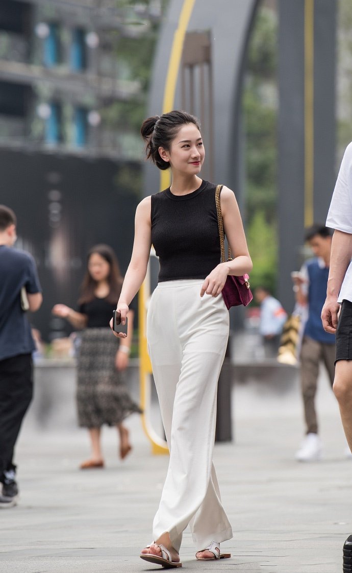 小姐姐穿一身名牌,气质出众,一般人养不起!