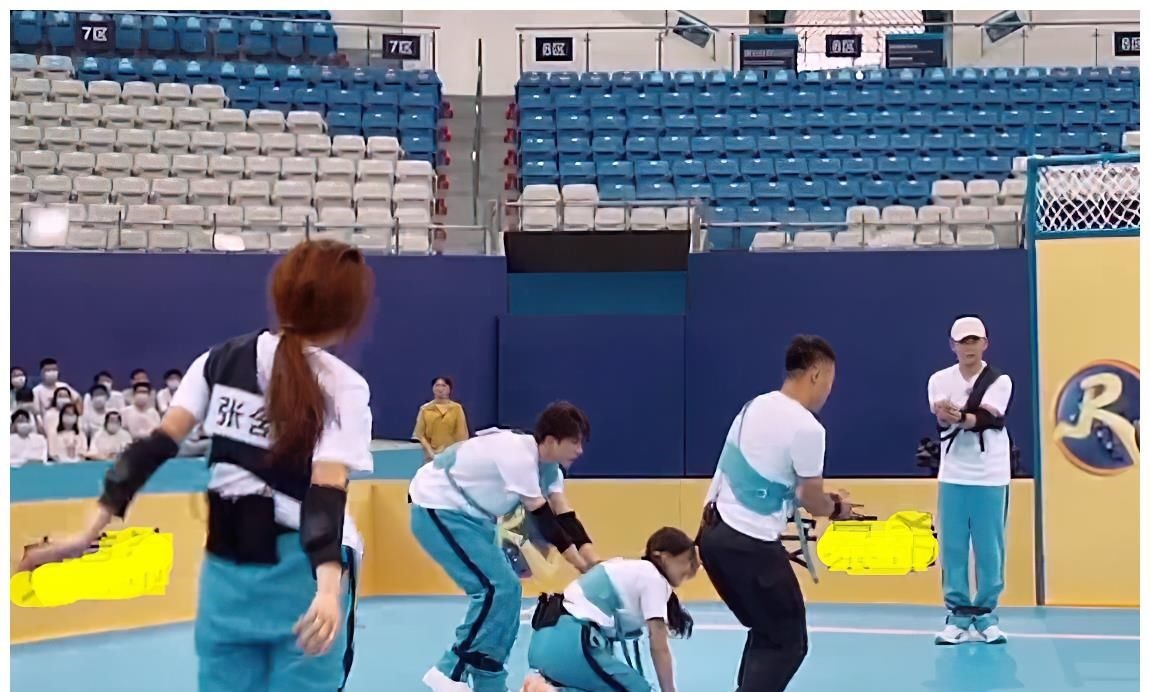 蔡徐坤打篮球衣服让女嘉宾扯坏,名牌秒被撕掉,录节目像进了盘丝洞