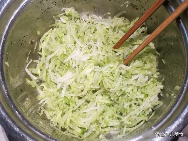 10月蒸包子，韭菜芹菜靠边站，这菜好吃又营养，比肉馅包子都香