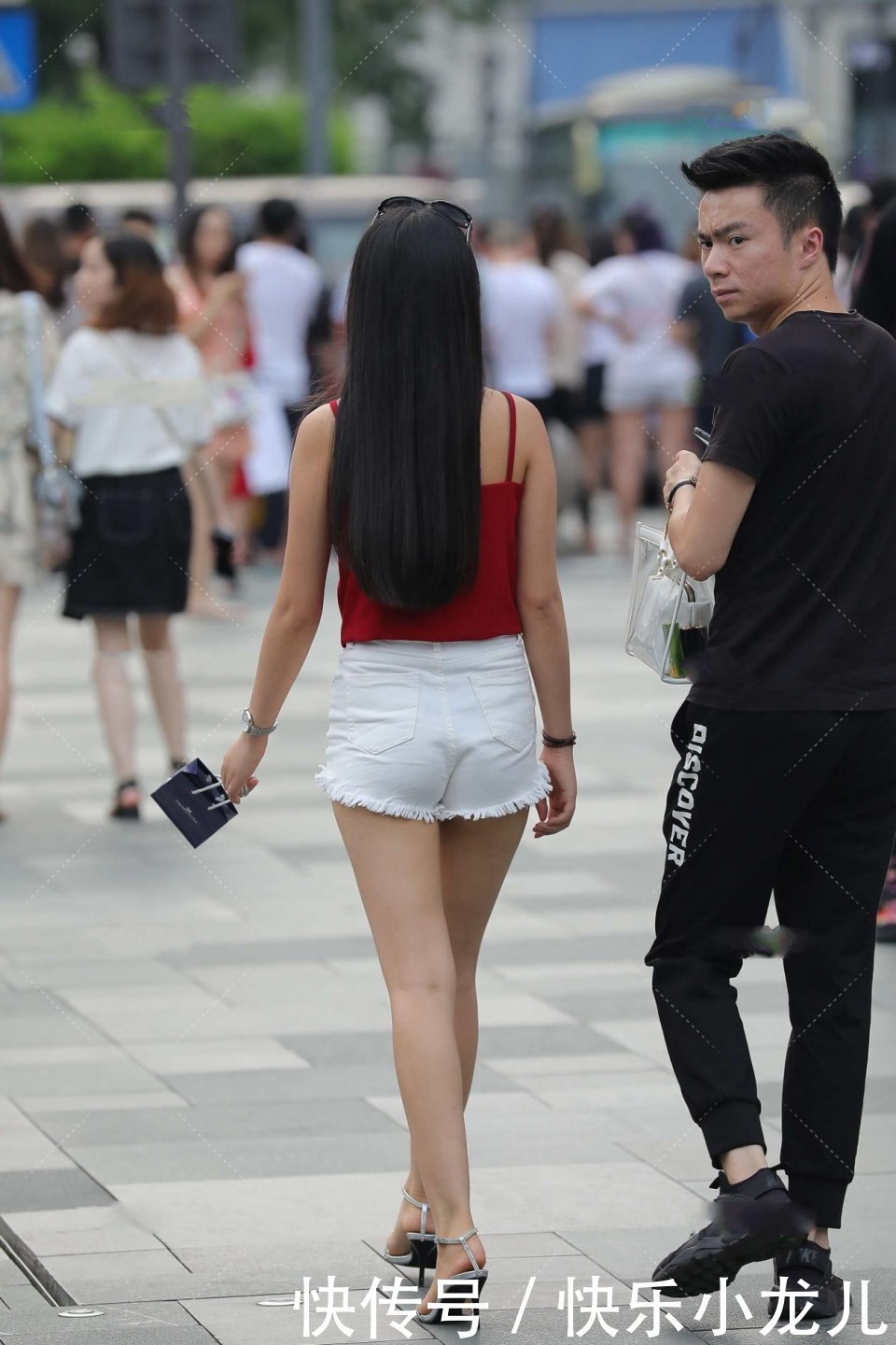 女人味|红色小上衣搭配短裤，颜色凸显女人味，穿搭十分的有情调