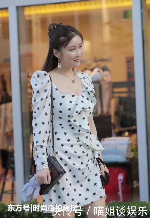 童真蓝 让白色不再单调,这样穿搭简约、舒服自在又不失格调