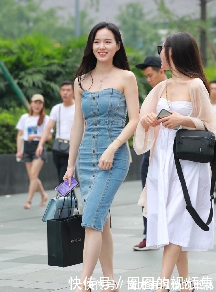 穿搭 这个季节姑娘想起了漂亮的夏装，展示出了开心的一面