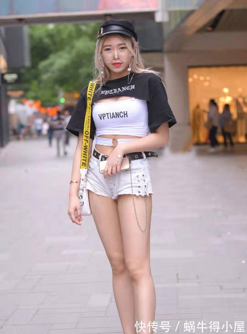 t恤|一条独特的t恤搭配牛仔裤,营造出青春气息