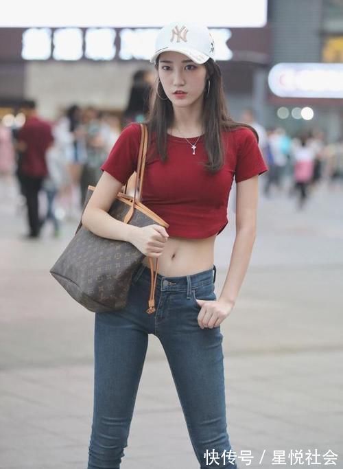 高跟鞋 美女脚上搭配一双浅色系的高跟鞋,会给她的整体搭配加分