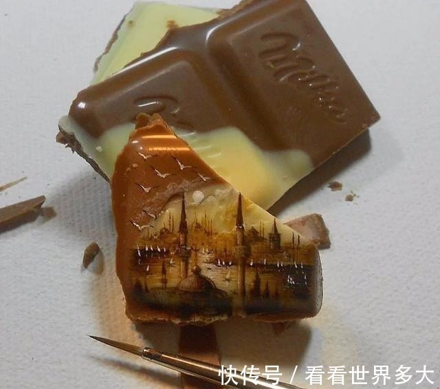 砂糖粒@惊爆眼球!60岁帅大爷在头发丝上画画,米粒、瓜子都给他当画布!