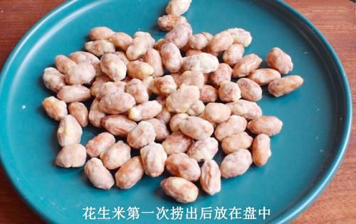 花生米中加1个鸡蛋，吃一次就忘不了，做法简单，年夜饭必备