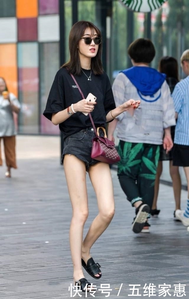 路人街拍,美女白色瑜伽裤搭配粉红色短袖,呈现女人魅力