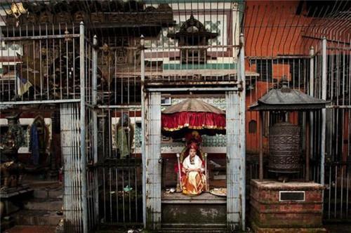 藏传佛教#被囚禁的尼泊尔“活女神”:4岁被送去寺庙,国王见了也得跪拜