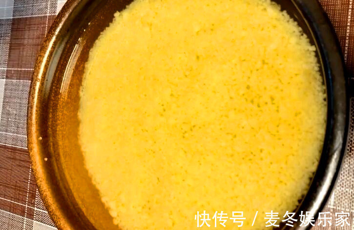 做疙瘩汤时，不要直接搅疙瘩，教你2个技巧，疙瘩又小又圆，好看