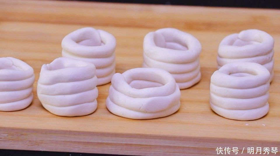白糖和糯米粉还能这么吃,第一次吃就吃上瘾了,外酥里糯