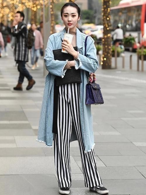 美女穿网纱拼接的短裤，身材显得更加的完美