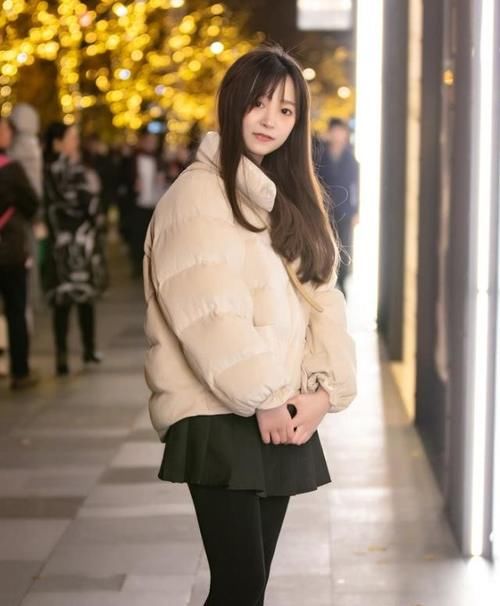 冬天的搭配也时髦，打造出窈窕的身姿，均衡美感带来很好的实用性
