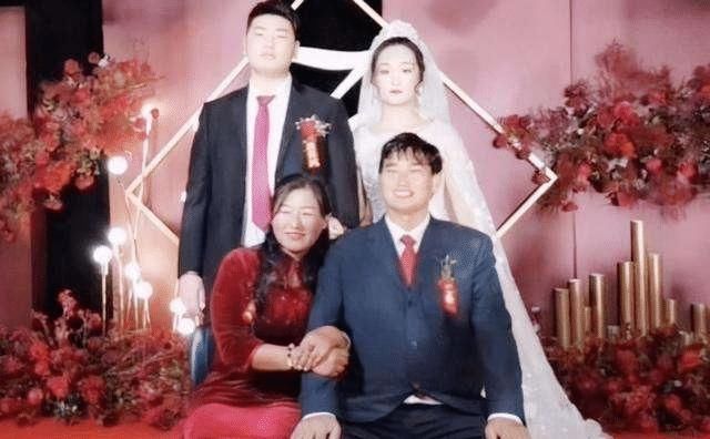 大衣哥的儿媳妇做直播，成功地做到了资源整合，并且带动三个家庭
