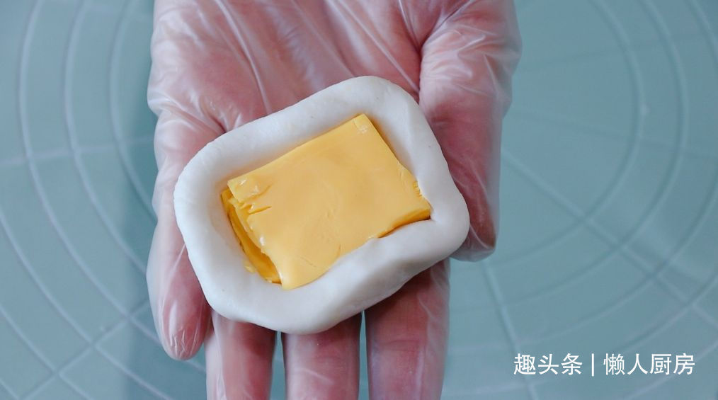 年糕不用买,撒点糯米粉,加点热水自己做,咬一口,还会爆浆