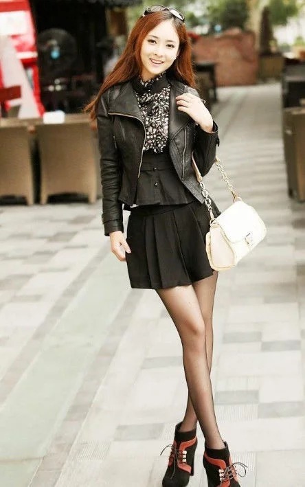 街拍:长发美女一条紧身吊带裙,秀出白皙美腿,魅力十足