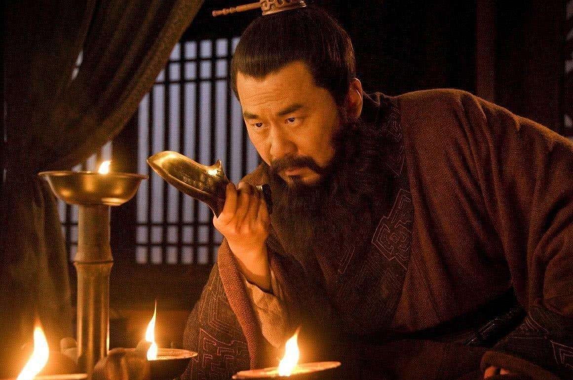 诸葛亮|草船借箭时曹操为啥不放火箭?幸亏没放,其实诸葛亮还留了一手