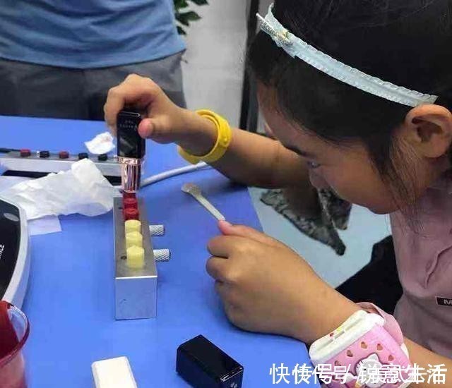 无知 1000元口红由孩子“摧残”，妈妈：初衷不错，但就是无知