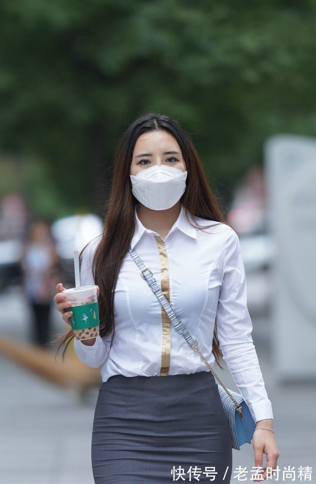 气质|牛仔裤尽显高挑纤瘦身材,彰显女性身材黄金比例,提升时尚气质