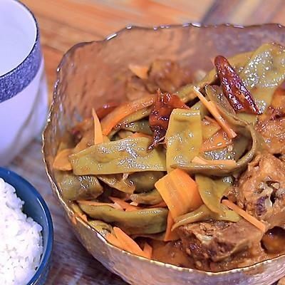适合全家的东北菜排骨炖豆角,老人小孩都爱吃