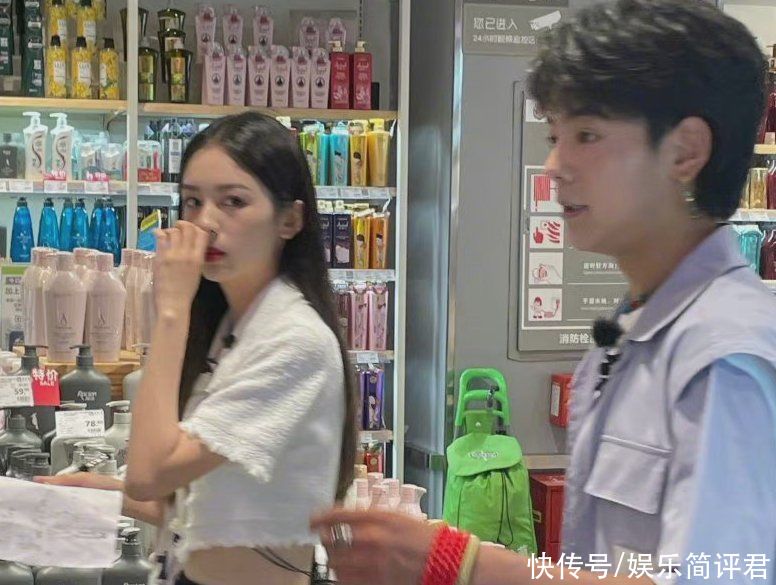 真一個(gè)人|同是和丁真一起逛街，周也姚安娜態(tài)度差太多，一個(gè)細(xì)節(jié)瞬間路轉(zhuǎn)粉