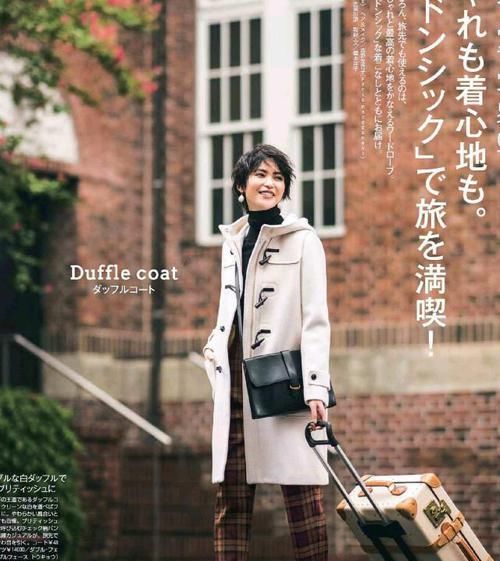 女人到了中年，这才是你该有的穿搭：大衣+烟管裤，时髦又减龄！