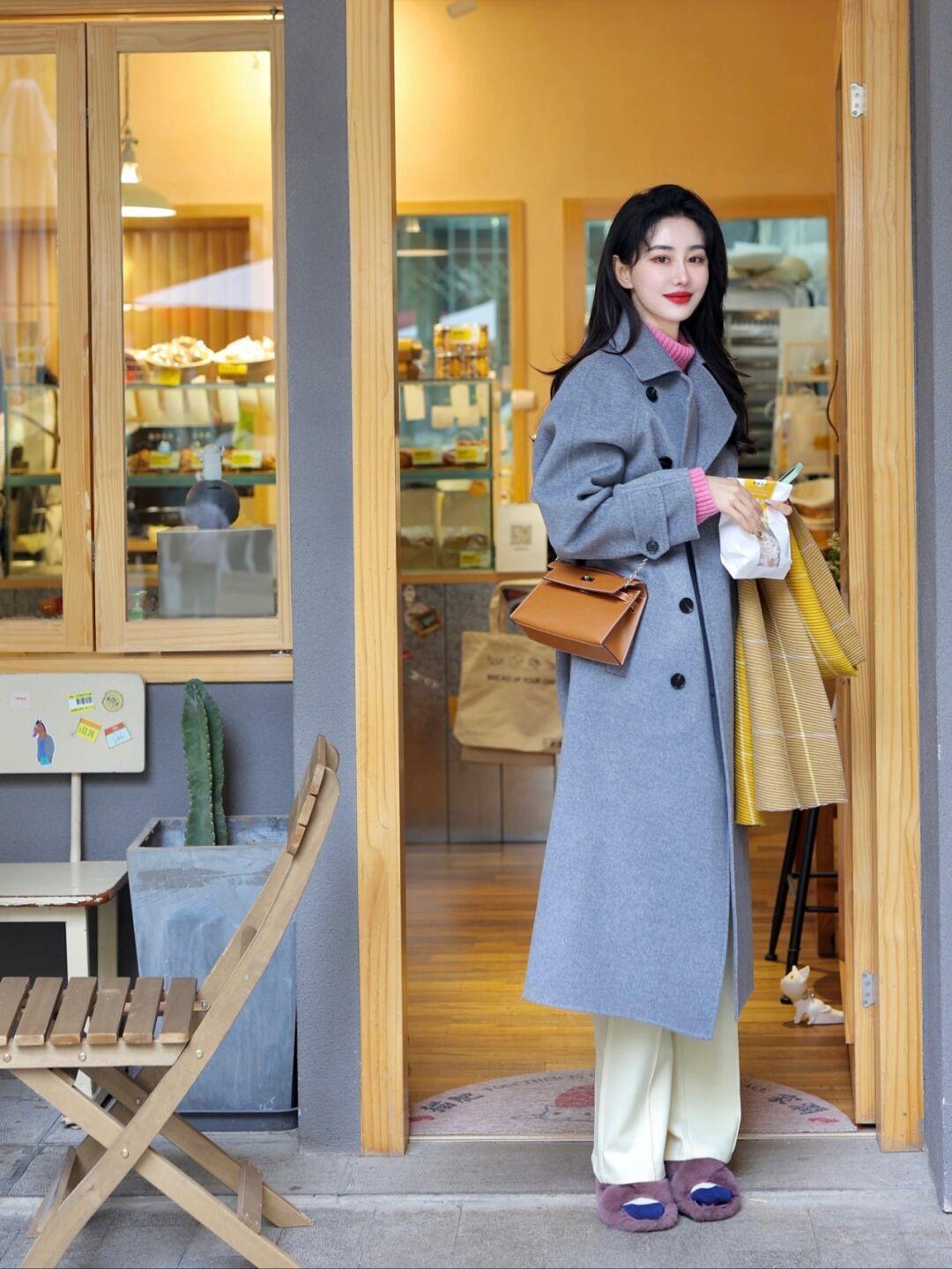 毛呢|冬天想要穿出高级感?一定要试一试灰色和粉色的搭配,高级又时尚!