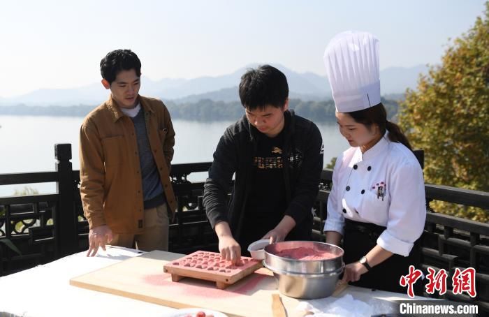 青年|台湾青年走进百年老店楼外楼 探美食文化听杭州历史
