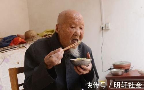 运动|男性开始衰老，吃饭时可能有这3个特征，若全不占，真令人羡慕