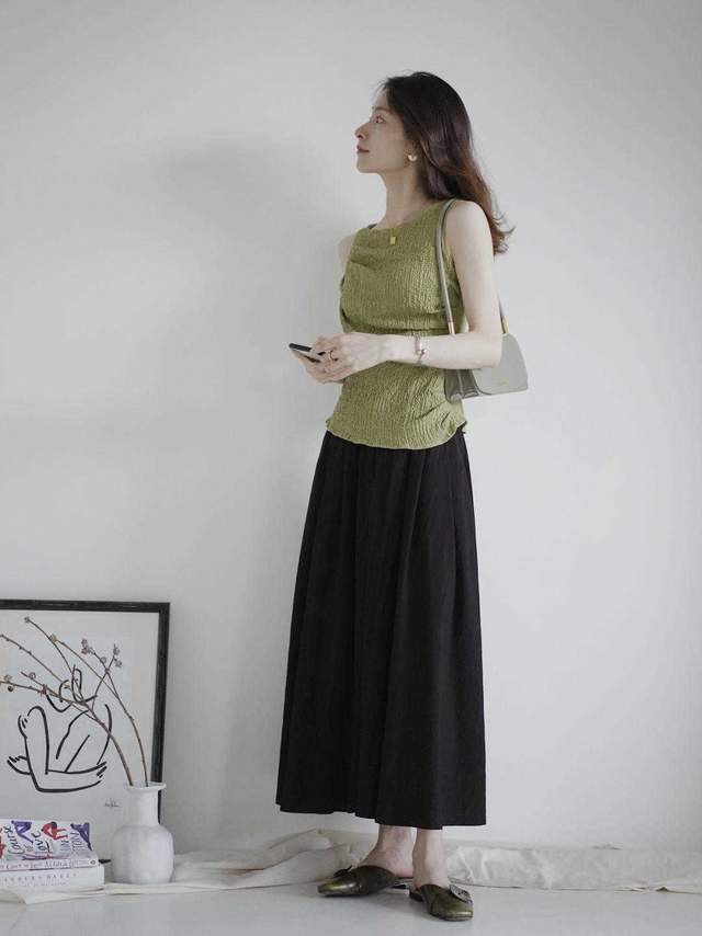 v领|最想要显瘦的穿衣技巧来了,无袖绿色上衣搭配黑色半身裙,超洋气