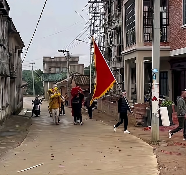 天才少女|全红婵老家欢度春节!举旗舞狮挨家拜年,红姐家成重点拜年对象