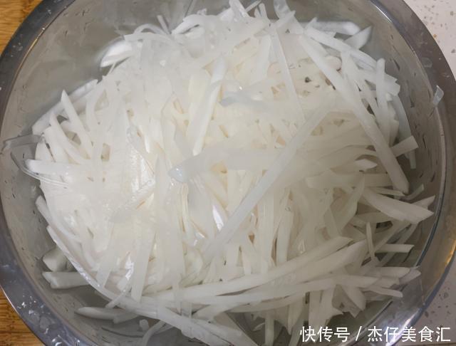 炸丸子不加水不加面,这样做外脆里软还不吸油,放得久不回软