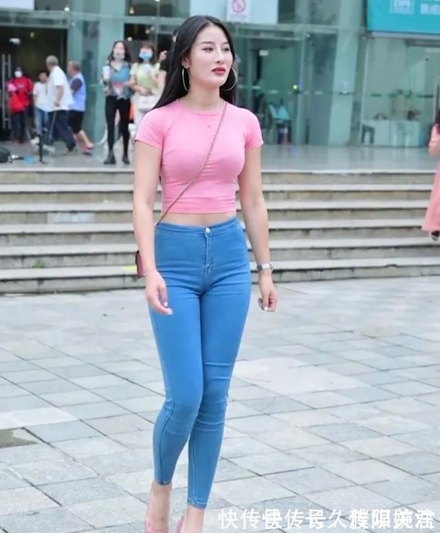 白皙 红高腰圆领T恤,与修身长裤搭配,展现出青春靓丽风采