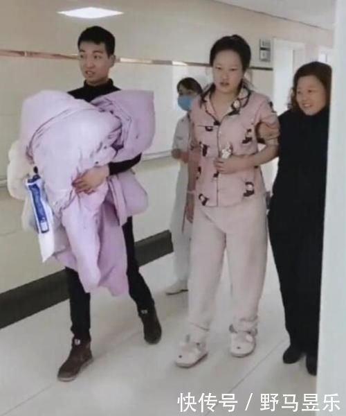 小娟|“硬核”产妇火了,顺产完自己捂着肚子走出产房,护士:第一次见