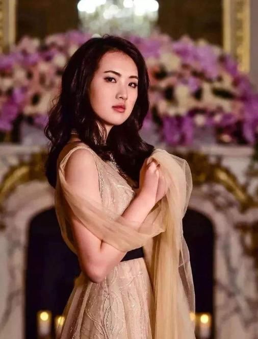 名媛|任正非小女儿跳舞稳居C位,妖娆舞姿实力抢镜,简直太美了