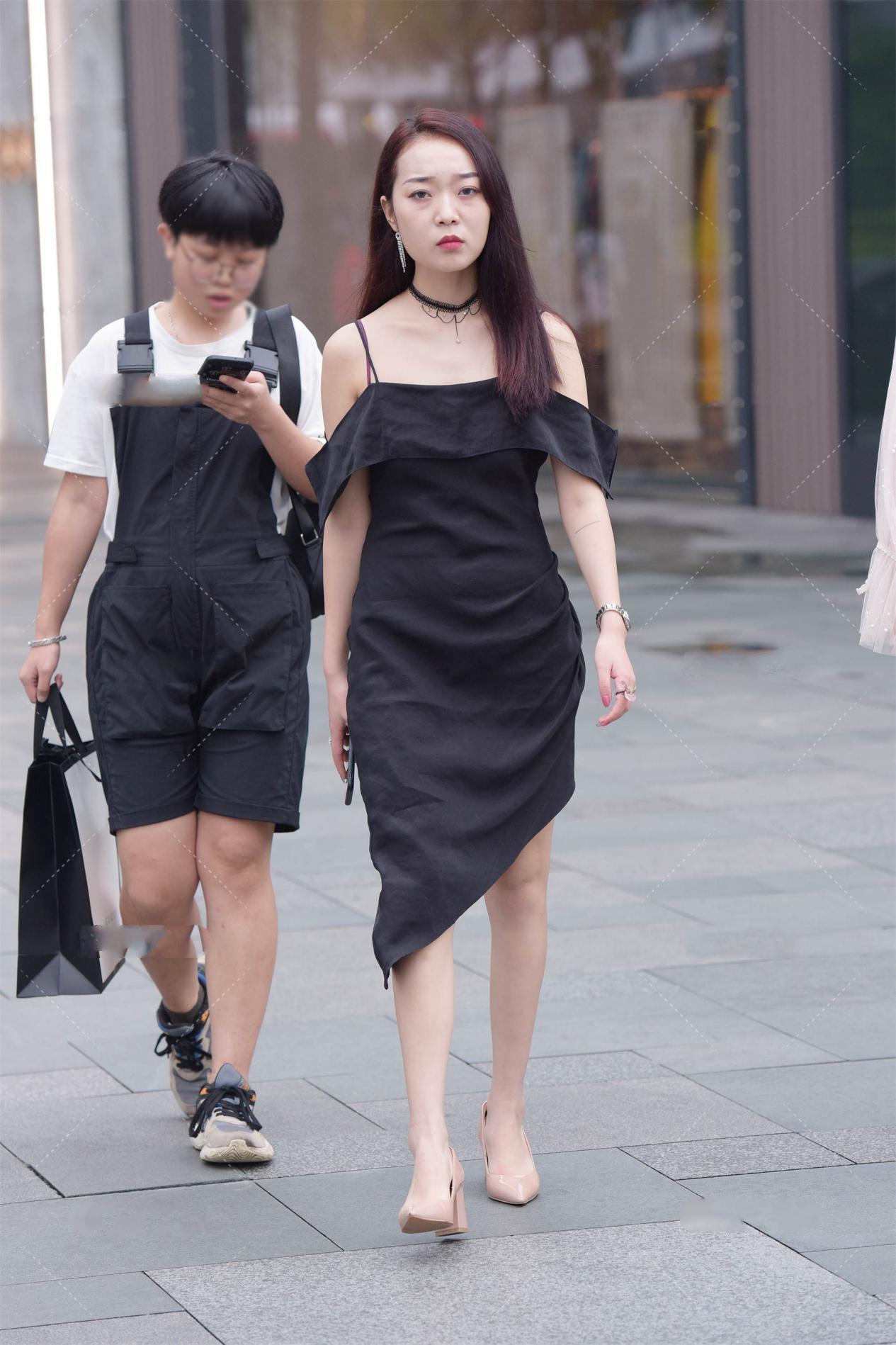 清冷|清冷又高贵的搭配, 就选黑色连衣裙搭配同色系脖圈