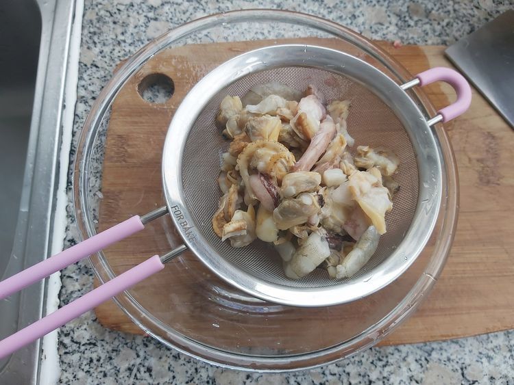 家常青椒炒海杂拌，炒一炒就上桌，味道太赞了，家人抢着吃