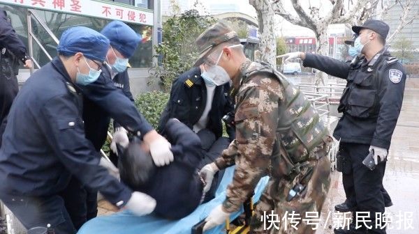 公安|55岁男子喝农药轻生，武警公安联手施救