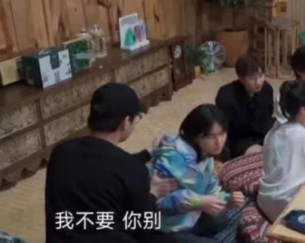 幸亏|幸亏张子枫还是小孩,不然这一举动足以被骂到退圈,艺人不易