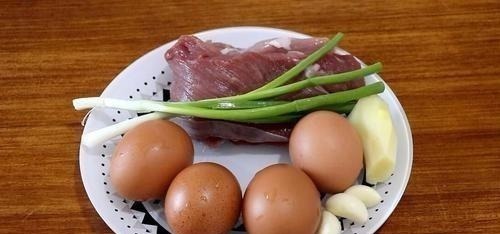 馄饨汤汁不难调，只需加这几种调料，开水一冲，比骨头汤还鲜！