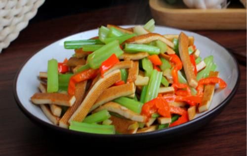 春天，多给孩子吃这菜，简单炒一炒，营养极高，孩子超爱吃