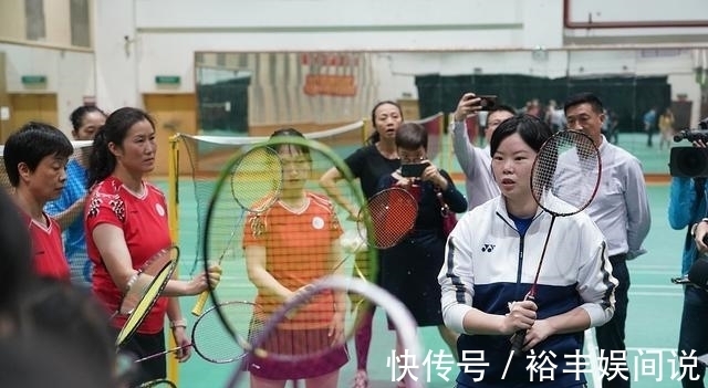 三口之家|国羽奥运冠军首晒全家福!与老公一起亲吻爱子,小家伙表情呆萌