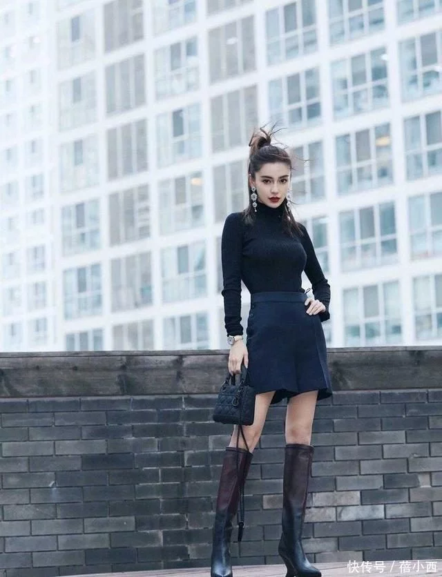 Angelababy杨颖虽身材纤细，但穿修身毛衣配短裤，凹凸感很出众