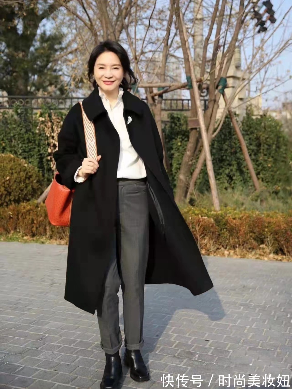 毛衣|上年纪的女人,“大衣+短靴”更显气质,高级洋气不说还保暖