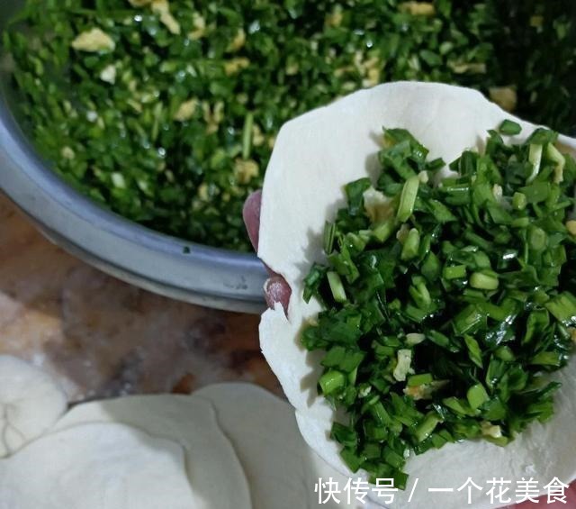 包子是家庭必备的家常饭，这样做法，松软可口，一顿三个吃不够！